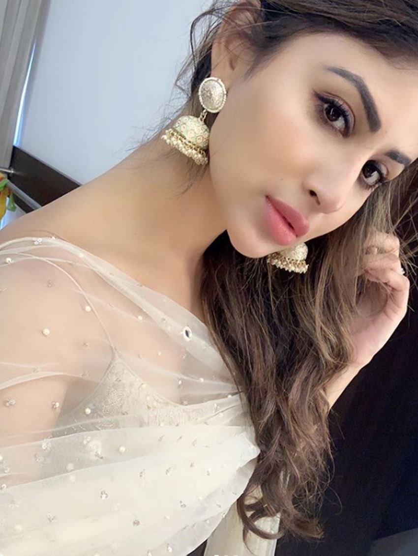 सेल्फी लेते हुए मौनी। मौनी को झुमके पहनना बहुत पसंद हैं। ऐसे में वह अपनी ज्यादातर ड्रेस के साथ झुमके ही कैरी करती हैं।