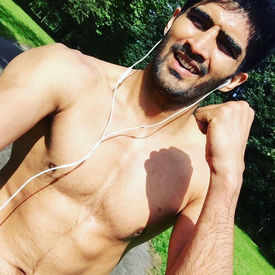 विजेंद्र सिंह फिल्म इंडस्ट्री में भी अपनी किस्मत आजमा चुके हैं। उन्होंने अक्षय कुमार निर्मित फिल्म फगली से हिंदी सिनेमा में डेब्यू किया था। इस फिल्म की पृष्ठकथा चार दोस्तों के ऊपर आधारित थी, जिसमें से एक बॉक्सर बनने का सपना देखता था।