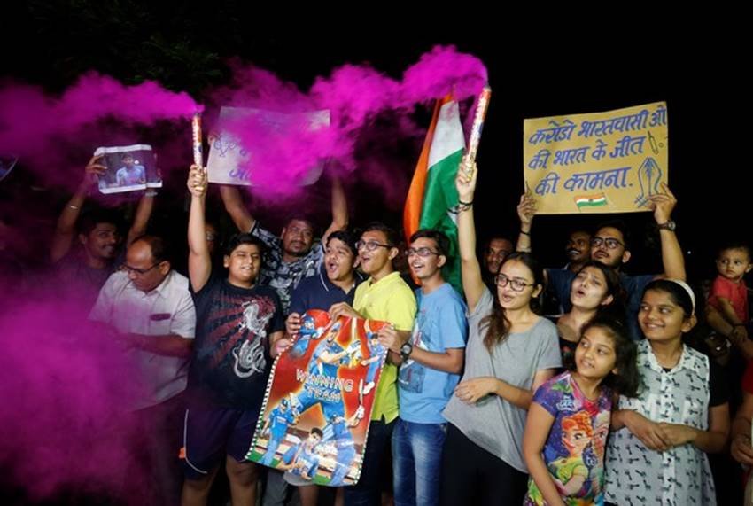 india vs pakistan, sarfraz ahmed yawning, kuldeep yadv, ind vs pak world cup 2019, india vs pakistan manchester, rohit sharma six, cricket news, celebration of indian cricket fans, indian cricket fans celebrate
