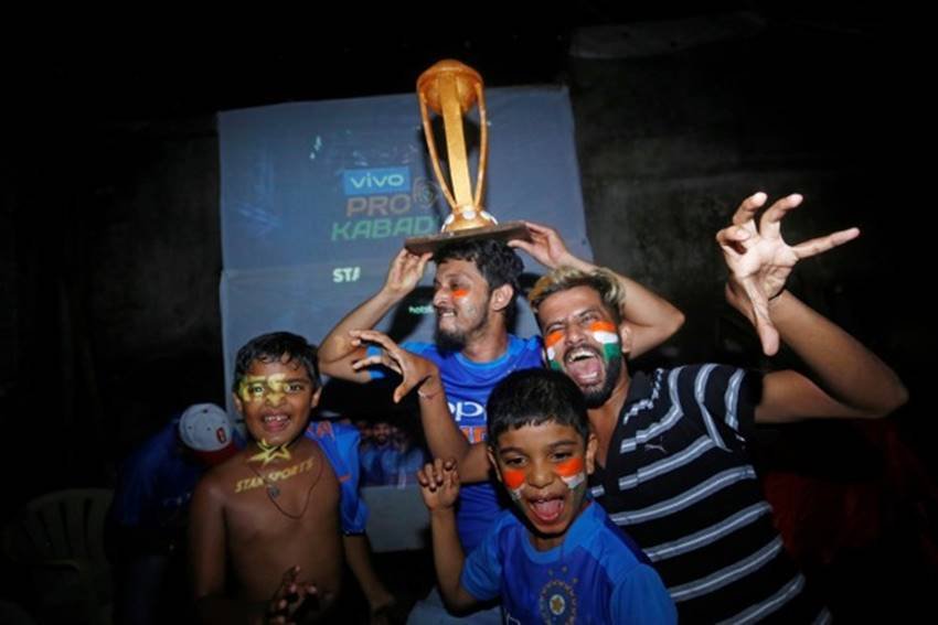 india vs pakistan, sarfraz ahmed yawning, kuldeep yadv, ind vs pak world cup 2019, india vs pakistan manchester, rohit sharma six, cricket news, celebration of indian cricket fans, indian cricket fans celebrate