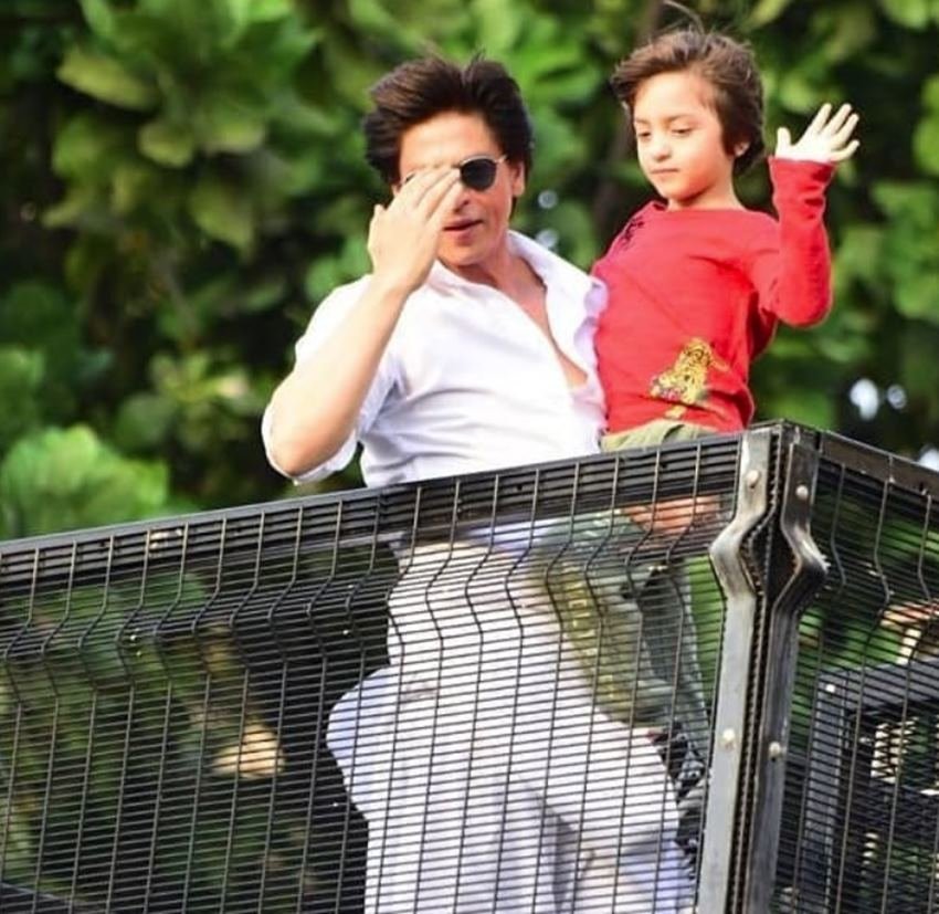 Shahrukh Khan waving fans, Shahrukh Khan waving fans on EID, Shahrukh Khan waving fans on EID Occasion, Shahrukh Khan waving fans,Shahrukh Khan waving fans WITH ABRAM, Shahrukh Khan waving fans, SHAHRUKH KHAN ON EID, whose beside standing shahrukh khan, bollywood actor shahrukh khan, bollywood superstar shahrukh khan, old man on eid with shahrukhk khan, entertainment news, bollywood news, television news