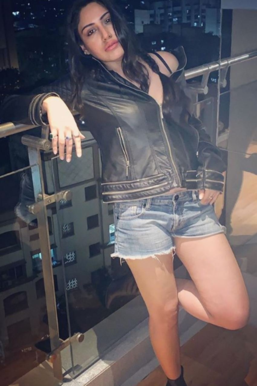 Surbhi Chandna, Surbhi Chandna, Rumour naagin 4 actress Surbhi Chandana, Surbhi Chandana shared a pictures in social media, actress Surhi Chandana looks so hot, Surbhi Chandana eye catchy in leather jacket, entertainment news, bollywood news, television news, entertainment news
