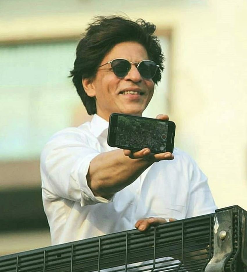 Shahrukh Khan waving fans, Shahrukh Khan waving fans on EID, Shahrukh Khan waving fans on EID Occasion, Shahrukh Khan waving fans,Shahrukh Khan waving fans WITH ABRAM, Shahrukh Khan waving fans, SHAHRUKH KHAN ON EID, whose beside standing shahrukh khan, bollywood actor shahrukh khan, bollywood superstar shahrukh khan, old man on eid with shahrukhk khan, entertainment news, bollywood news, television news