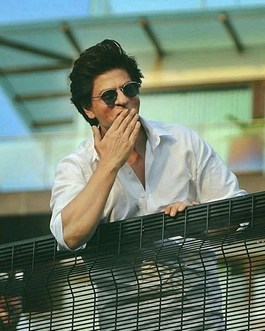 Shahrukh Khan waving fans, Shahrukh Khan waving fans on EID, Shahrukh Khan waving fans on EID Occasion, Shahrukh Khan waving fans,Shahrukh Khan waving fans WITH ABRAM, Shahrukh Khan waving fans, SHAHRUKH KHAN ON EID, whose beside standing shahrukh khan, bollywood actor shahrukh khan, bollywood superstar shahrukh khan, old man on eid with shahrukhk khan, entertainment news, bollywood news, television news