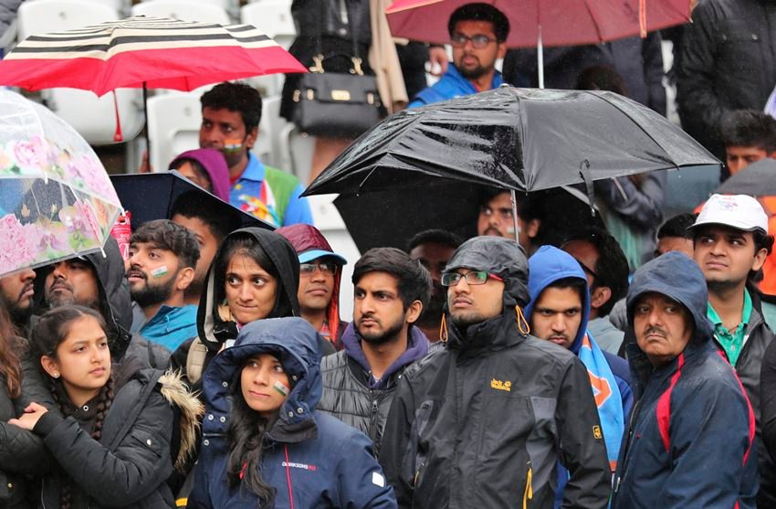 मैच देखने पहुंचे क्रिकेट फैंस भी काफी मायूस नजर आए।