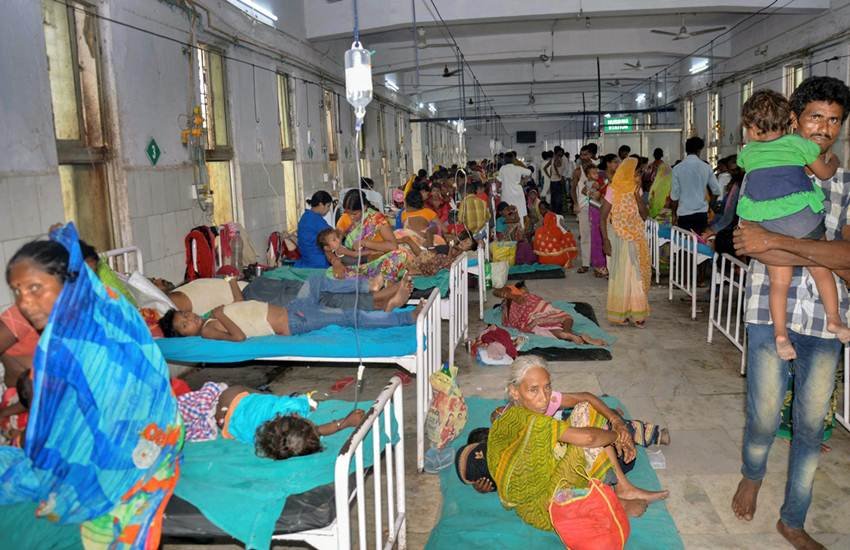 बिहार के मुजफ्फरपुर के एसकेएमसीएच अस्पताल में एईएस का लक्षण दिखने के बाद भर्ती बच्चे। (Photo: PTI)