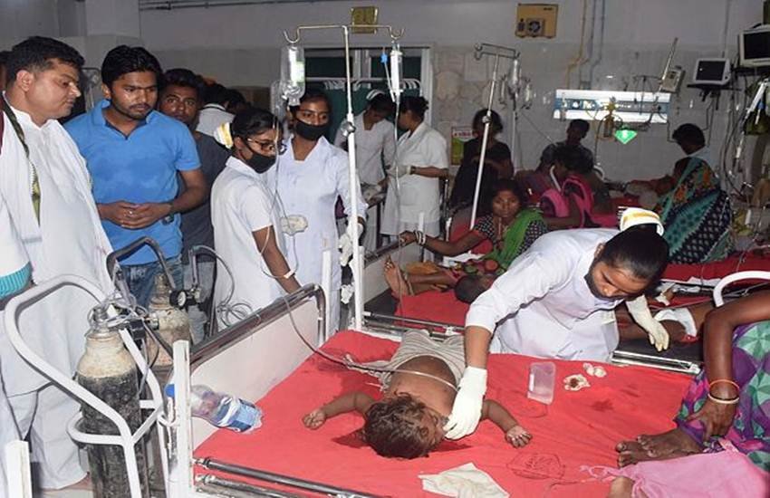 लीची खाने से नहीं बल्कि लो शूगर लेवल, कुपोषण तथा अधिक तापमान है AES (चमकी बुखार) का कारण। (फोटो सोर्स: PTI) लीची खाने से नहीं बल्कि लो शूगर लेवल, कुपोषण तथा अधिक तापमान है AES (चमकी बुखार) का कारण। (फोटो सोर्स: PTI)