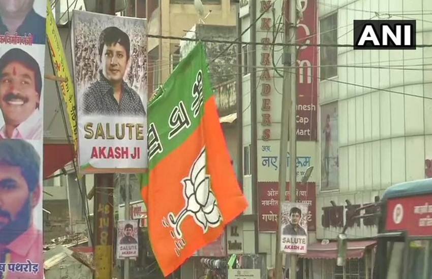 इंदौर में निगम अधिकारी से मारपीट करने वाले बीजेपी विधायक आकाश विजयवर्गीय के समर्थन में पोस्टर लगाए गए। जिन्हें बाद निगम कर्मचारियों ने हटा दिया। (फोटो सोर्स: ANI ट्विटर हैंडल)