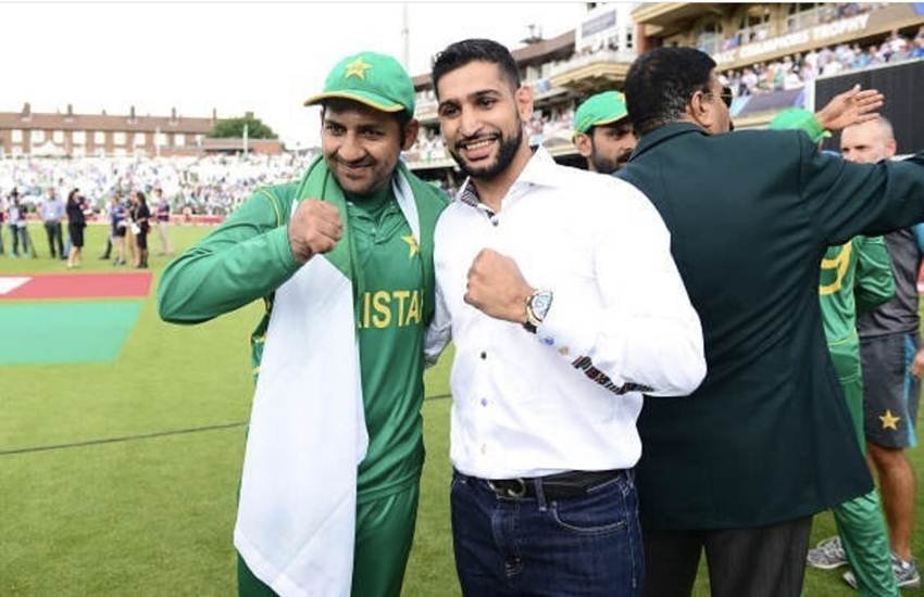 पाकिस्तानी क्रिकेटर सरफराज अहमद के साथ बॉक्सर आमिर खान। (Photo: Twitter@amirkingkhan)