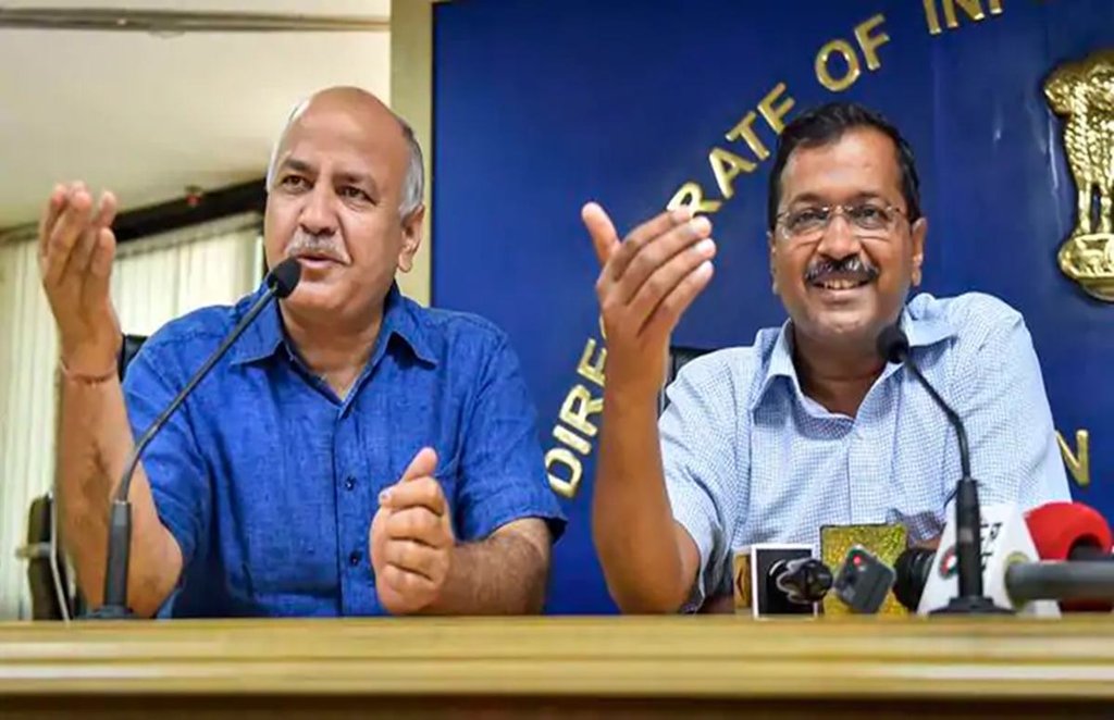 इफ्तार में केजरीवाल को निवाला खिलाते भाजपा नेता विजेंदर गुप्ता। (Photo: PTI)