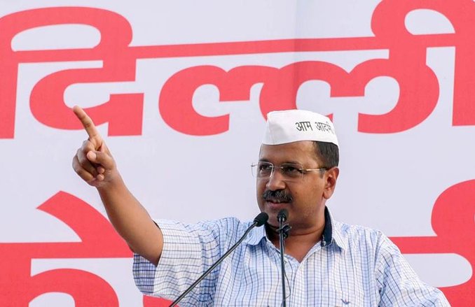 दिल्ली: गली-गली घूमकर नालियां ठीक करा रहे अरविंद केजरीवाल! इंजीनियर समेत पहुंचे बदरपुर; देखें VIDEO
