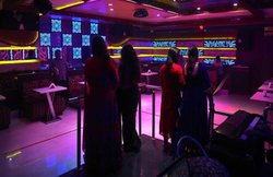 ग्राहक के साथ संबंध बनाने से इनकार किया, डांसर के कपड़े उतार पीटा