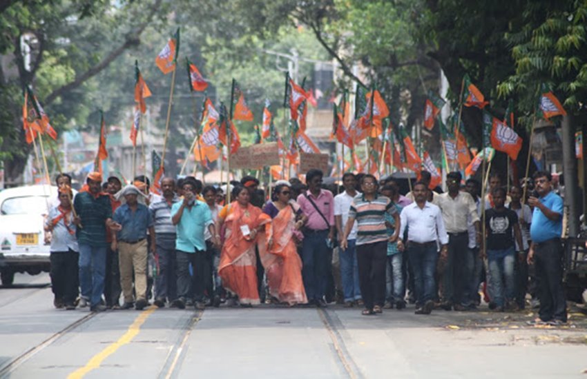 बुधवार को भाजपा प्रदर्शनकारियों ने कोलकाता में ममता बनर्जी के नेतृत्व वाली टीएमसी सरकार के खिलाफ प्रदर्शन किया। कोलकाता के बीपेन बहेरी गांगुली स्ट्रीट पर कथित तौर पर प्रदर्शनकारियों द्वारा पत्थरबाजी भी की गई।