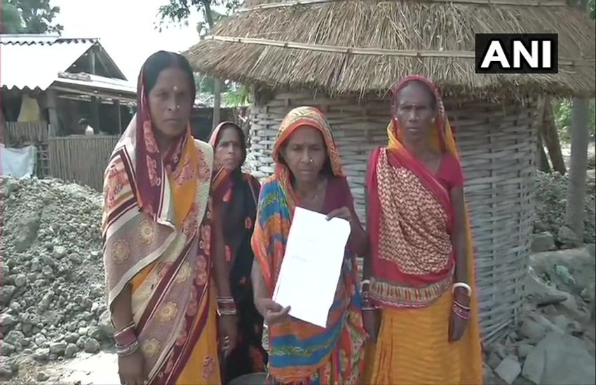 कंधे पर लाद बेटे का शव ले गए पिता। (Photo: ANI)