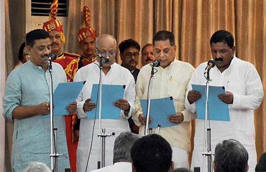 नीतीश मंत्रिमंडल के नए मंत्री शपथ लेते हुए। (Photo: PTI)