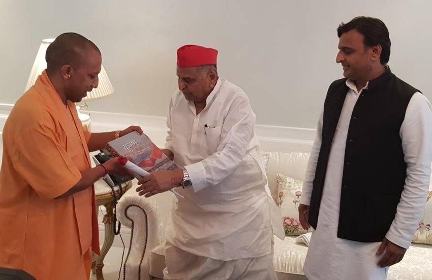 यूपी के मुख्यमंत्री योगी आदित्यनाथ ने सोमवार को सपा नेता मुलायम सिंह यादव से उनके घर पर मुलाकात की। इस दौरान सीएम ने मुलायम सिंह यादव से हाल-चाल पूछा। इस दौरान सपा अध्यक्ष अखिलेश यादव और प्रगतिशील समाजवादी पार्टी के प्रमुख शिवपाल यादव भी मौजूद थे। बता दें कि सपा संस्थापक मुलायम सिंह हाइपर ग्लाइसिमिया (हाइपरटेंशन) और हाइपर डायबीटीज से पीड़ित हैं। ब्लड शुगर बढ़ने पर उन्हें रविवार शाम लोहिया इंस्टिट्यूट के सेकंड फ्लोर पर प्राइवेट वॉर्ड में एडमिट किया गया था। इससे पहले तबीयत खराब होने पर उन्हें संजय गांधी पीजीआई में भर्ती किया गया था। वहीं, कुछ समय उनका इलाज गुरुग्राम के मेदांता हॉस्पिटल में भी हुआ था। 