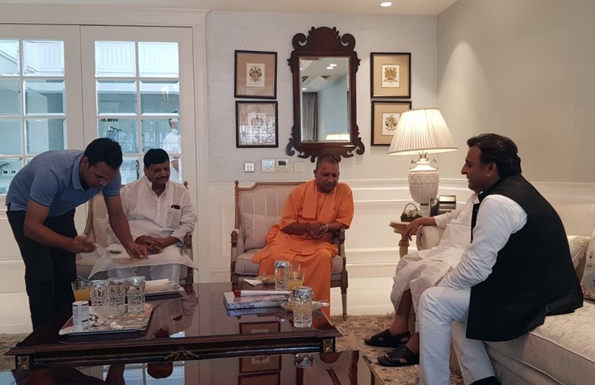 जब सीएम योगी मुलायम सिंह यादव से मिले तो वहां अखिलेश व शिवपाल यादव भी मौजूद थे।