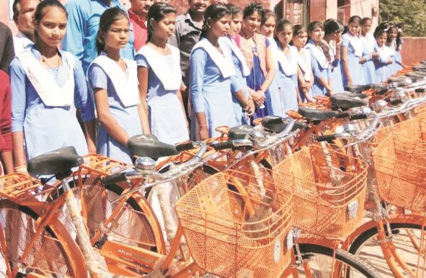 जब भाजपा की सरकार थी तो बालिकाओं को केसरिया रंग की साइकिलें दी गई थी।