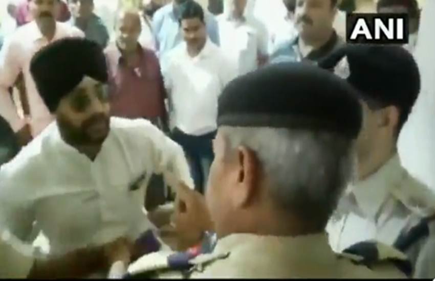 मध्य प्रदेश कांग्रेस नेता सन्नी राजपाल ने पुलिस अफसर से हाथापाई की। (Photo: ANI)
