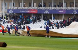 World Cup 2019: बारिश के कारण रद्द हो रहे मैच, सोशल मीडिया पर इस तरह मजे ले रहे फैंस