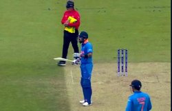 ICC World Cup 2019: धोनी ने मारा ऐसा छक्का, खुला रह गया विराट कोहली का मुंह! VIDEO में देखें कप्तान का रिएक्शन