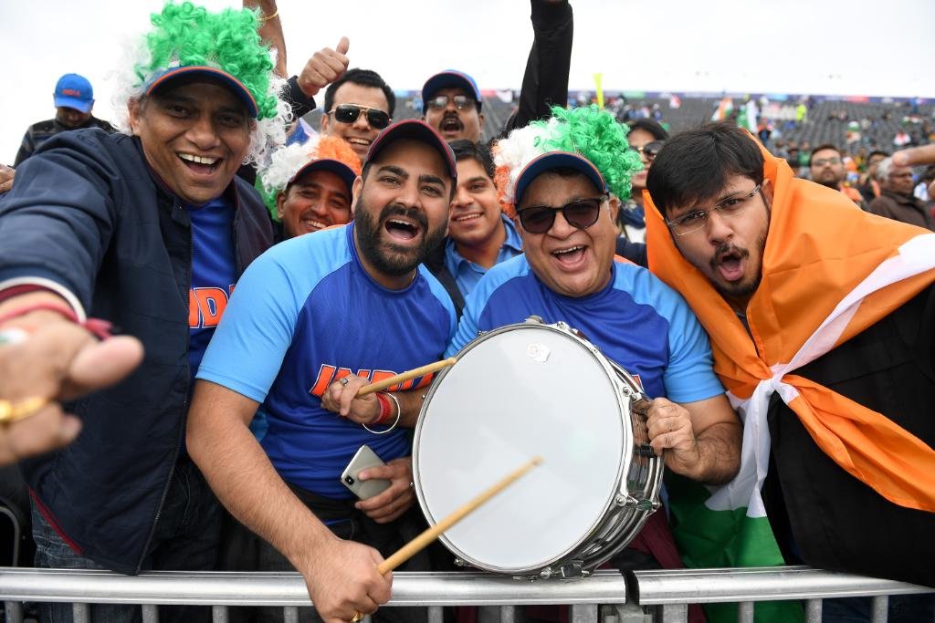 india vs pakistan, sarfraz ahmed yawning, kuldeep yadv, ind vs pak world cup 2019, india vs pakistan manchester, rohit sharma six, cricket news, celebration of indian cricket fans, indian cricket fans celebrate