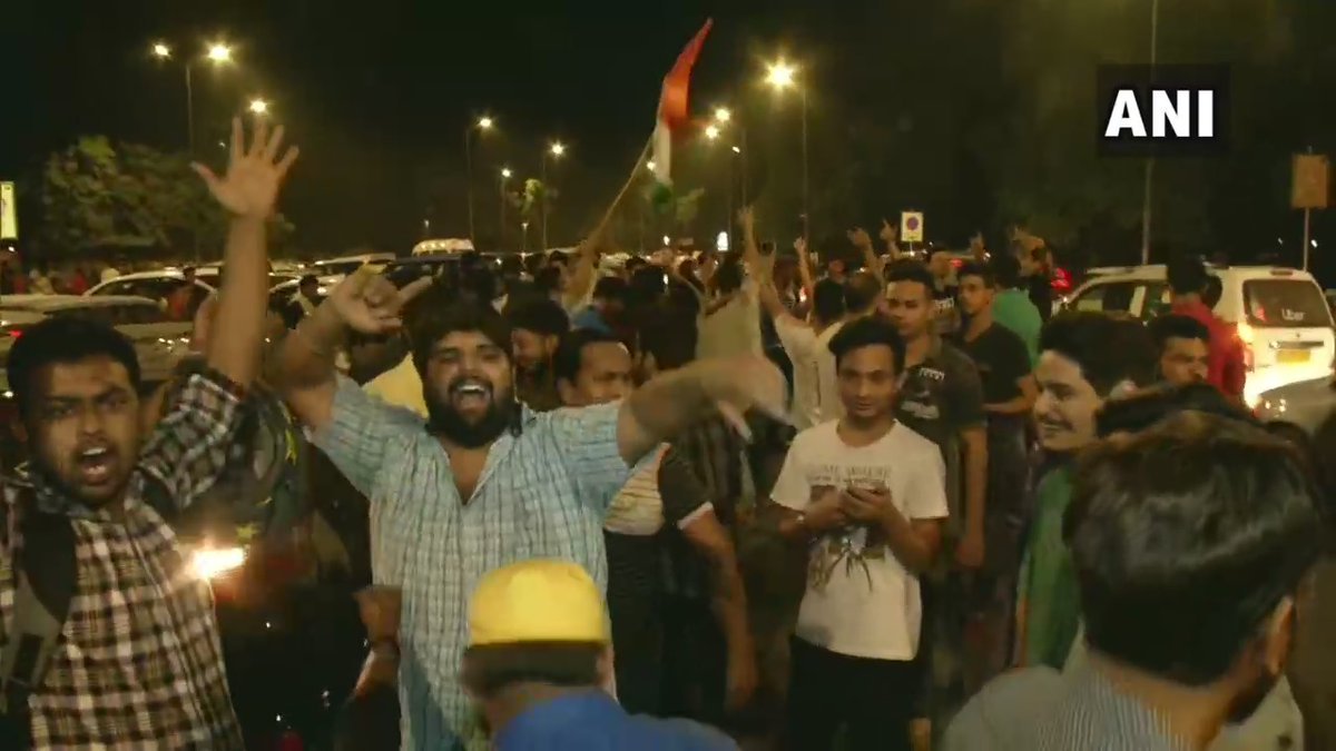 india vs pakistan, sarfraz ahmed yawning, kuldeep yadv, ind vs pak world cup 2019, india vs pakistan manchester, rohit sharma six, cricket news, celebration of indian cricket fans, indian cricket fans celebrate