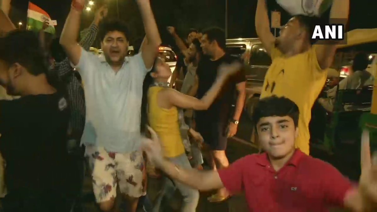 india vs pakistan, sarfraz ahmed yawning, kuldeep yadv, ind vs pak world cup 2019, india vs pakistan manchester, rohit sharma six, cricket news, celebration of indian cricket fans, indian cricket fans celebrate