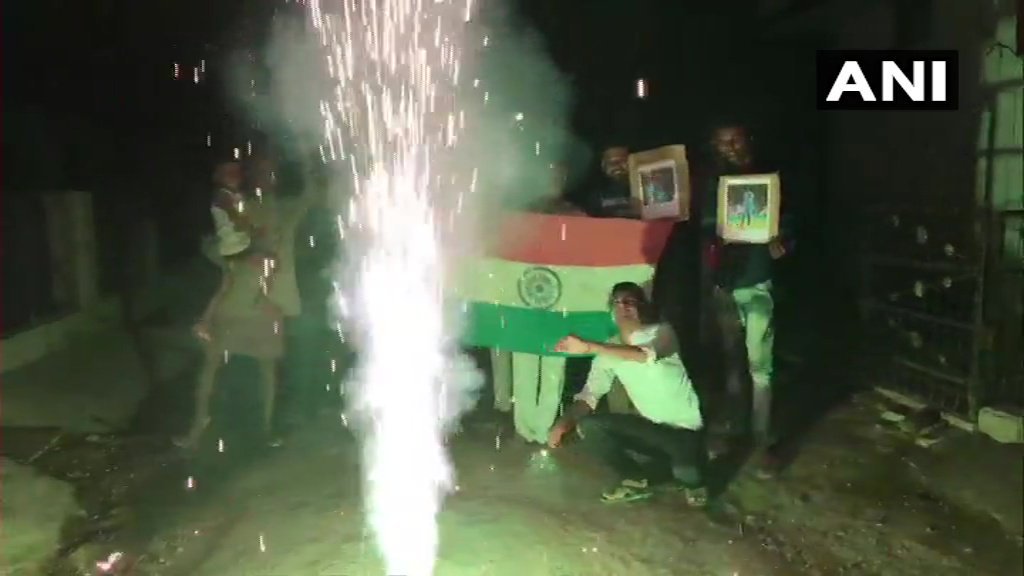 india vs pakistan, sarfraz ahmed yawning, kuldeep yadv, ind vs pak world cup 2019, india vs pakistan manchester, rohit sharma six, cricket news, celebration of indian cricket fans, indian cricket fans celebrate