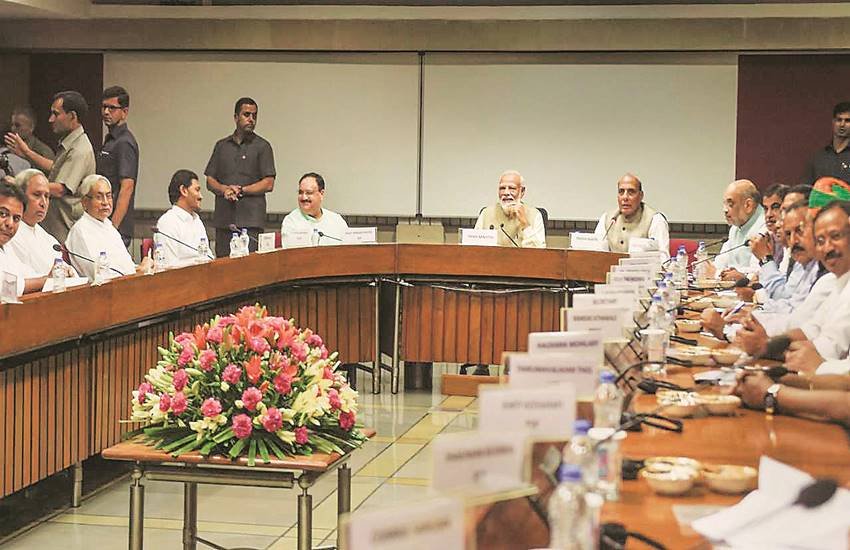 कुछ सरकारें अपना कार्यकाल खत्म होने से पहले गिर गईं।