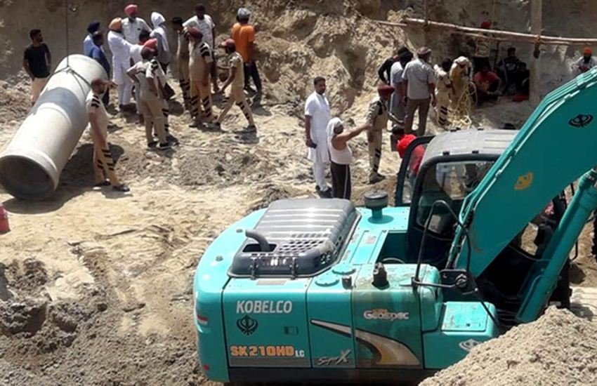 109 घंटे बाद बोरवेल से निकाला गया फतेहवीर, लेकिन नहीं बची जान। फोटो सोर्स: इंडियन एक्सप्रेस