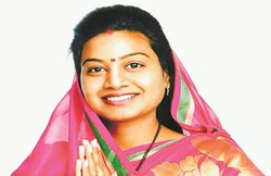 कांग्रेसी परिवार की बेटी, भाजपाई परिवार की बहू बनी, पार्टी बदलकर 32 साल में बन गईं सांसद