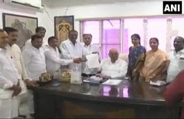 Telangana, Congress, MLA, TRS, Hyderabad, Telangana, Telangana Assembly Speaker, Pocharam Srinivas Reddy, Representation, Merge, Congress Legislature Party, Telangana Rashtra Samithi, TRS, Telangana News, State News, India News, National News, Hindi News