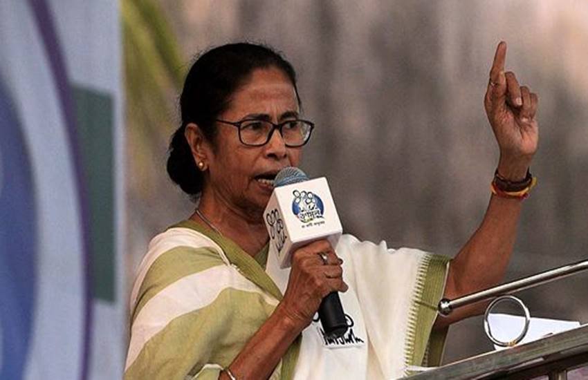 कैलाश विजयवर्गीय और मुकुल रॉय के समक्ष भाजपा में शामिल होते टीएमसी नेता। (Photo: ANI) कैलाश विजयवर्गीय और मुकुल रॉय के समक्ष भाजपा में शामिल होते टीएमसी नेता। (Photo: ANI)