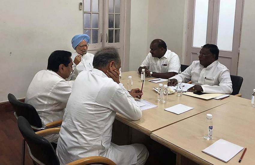 कांग्रेस शासित राज्यों के मुख्यमंत्रियों से मुलाकात करते पूर्व प्रधानमंत्री मनमोहन सिंह। (Photo: PTI)