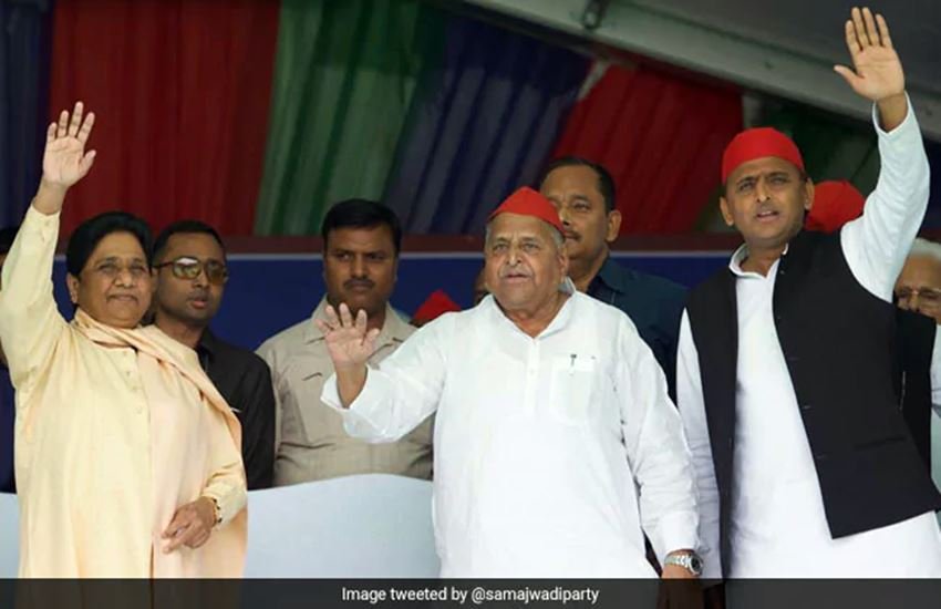 लोकसभा चुनाव 2019 के दौरान मैनपुरी में आयोजित जनसभा में एक मंच पर नजर आए थे मायावती, मुलायम सिंह और अखिलेश यादव।