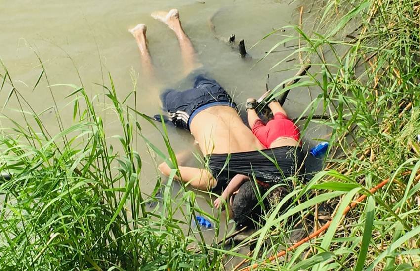 America Mexico Migrant Crisis, Migrant Crisis, Startling Photo, Father and Daughter Drowned Photo, Father & Daughter Picture, Father and Daughter Deadbody Photo, United States Border, Mexico US Border, Aylan Kurdi, Syria, Moment, Ramirez Daughter, Immigration, Photography, US Border Patrol, Brownsville TX, International News, Hindi News