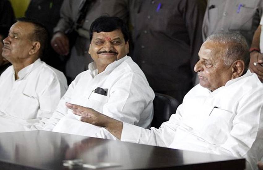 मुलायम सिंह यादव और शिवपाल यादव। (Express Photo)