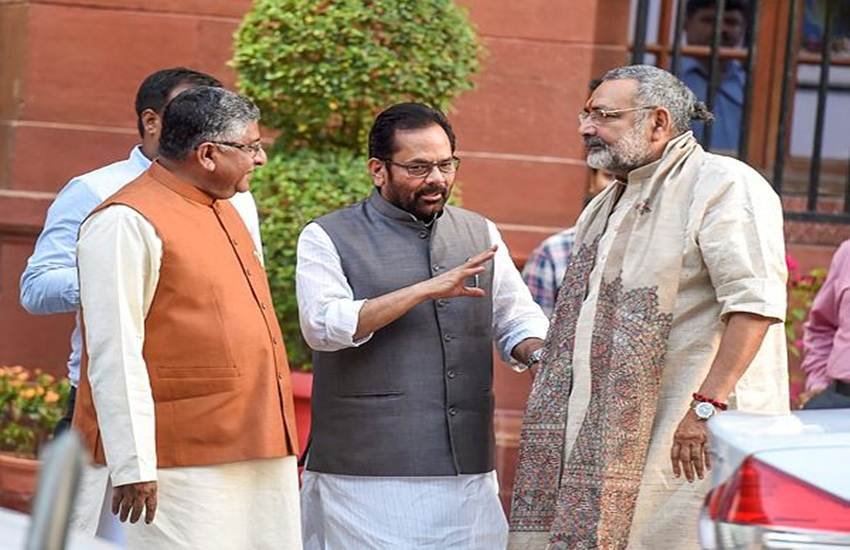 मुख्तार अब्बास नकवी ने रखी थी ईद की दावत, लेकिन नहीं पहुंचे गिरिराज सिंह, (फोटो सोर्स- PTI)