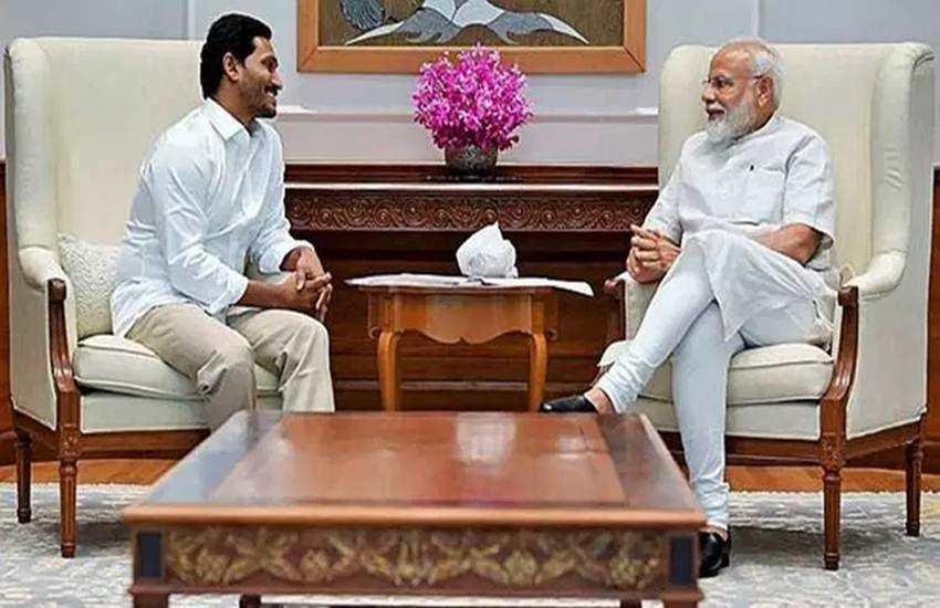 प्रधानमंत्री नरेंद्र मोदी के साथ जगन मोहन रेड्डी। (File Photo: PTI)