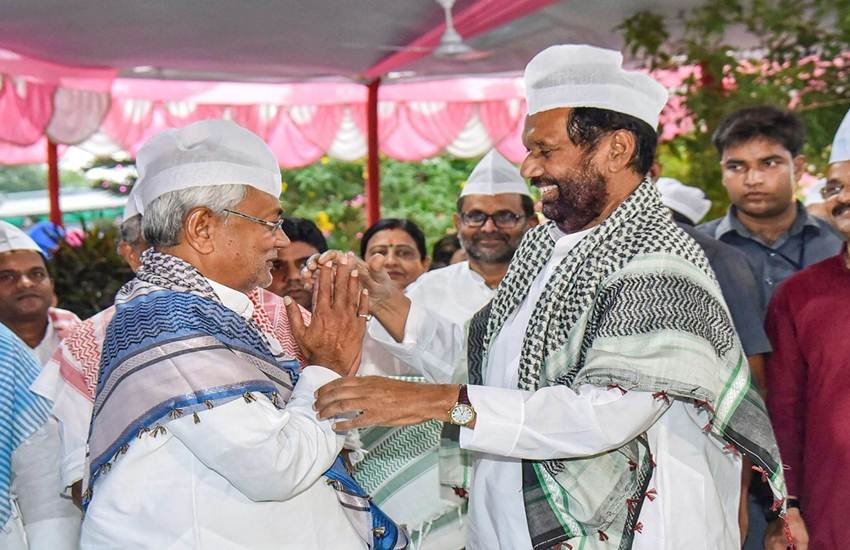 जदयू अध्यक्ष नीतीश कुमार और लोजपा अध्यक्ष रामविलास पासवान। (Photo: PTI) 