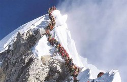 एवरेस्ट का पहाड़ जैसा दुख, आकर्षण के चलते हादसों का सिलसिला जारी