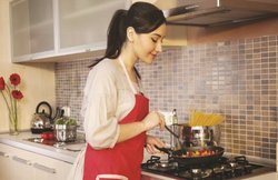 आधी दुनिया: दो पाटन के बीच