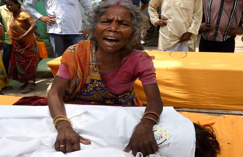 बिहार में एक्यूट इंसेफेलाइटिस सिड्रोम (AES) का कहर जारी है। स्थानीय मीडिया रिपोर्ट्स के अनुसार पूरे राज्य में करीब सवा सौ बच्चों की मौत हो चुकी है। सिर्फ मुजफ्फरपुर में ही यह आंकड़ा 100 पार कर चुका है। रविवार को केंद्रीय स्वास्थ्य मंत्री डॉ. हर्षवर्द्धन, केंद्रीय स्वास्थ्य राज्य मंत्री अश्चिनी चौबे और बिहार के स्वास्थ्य मंत्री मुजफ्फरपुर स्थित एसकेएमसीएच पहुंचे और वहां की स्थिति का जायजा लिया। सोमवार को बिहार सरकार ने एईएस से पीड़ित बच्चों के मुफ्त इलाज के साथ ही एंबुलेंस सुविधा फ्री करने की घोषणा की। मुख्य सचिव दीपक कुमार ने कहा कि अगर कोई निजी वाहन से अस्पताल तक मरीज को लाएगा तो उसे किराया तक दिया जाएगा। इन सब के बीच प्रतिदिन अस्पताल से कफन में लिपटकर बच्चे वापस जा रहे हैं। बिलखती मां, चीखते पिता और बेजान बच्चे की तस्वीर किसी को भी विचलित कर सकती है। (Photo: PTI)