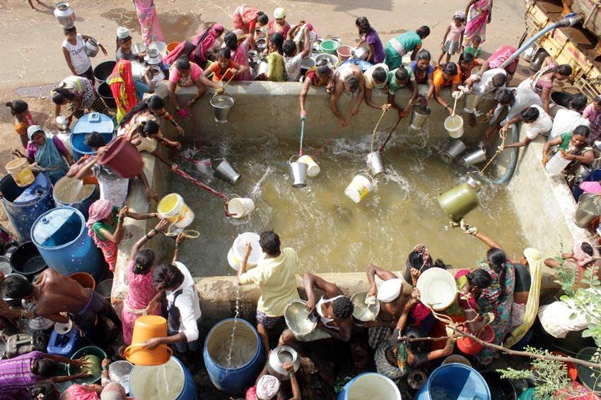 पालघर के विरार शहर में समंदर की लहरों में फंस गई थी कार। फोटो सोर्स: एएनआई
