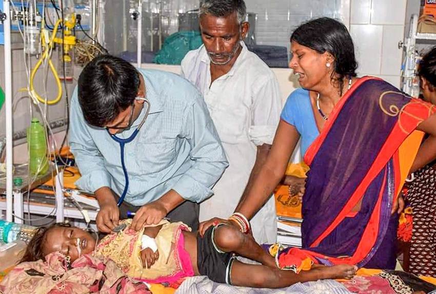 बिहार के मुजफ्फरपुर स्थित एसकेएमसीएच में भर्ती एक बच्चे में एईएस का लक्षण दिखने के बाद इलाज करते डॉक्टर और अनहोनी के भय से रोती मां। (Photo: PTI)