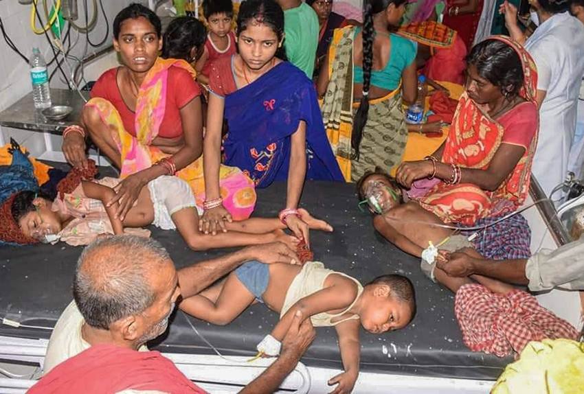 एईएस का लक्षण दिखने के बाद एसकेएमसीएच अस्पताल में इलाजरत बच्चे। एईएस से प्रभावित अधिकांश बच्चों की उम्र 10 साल से कम है। (Photo: PTI)