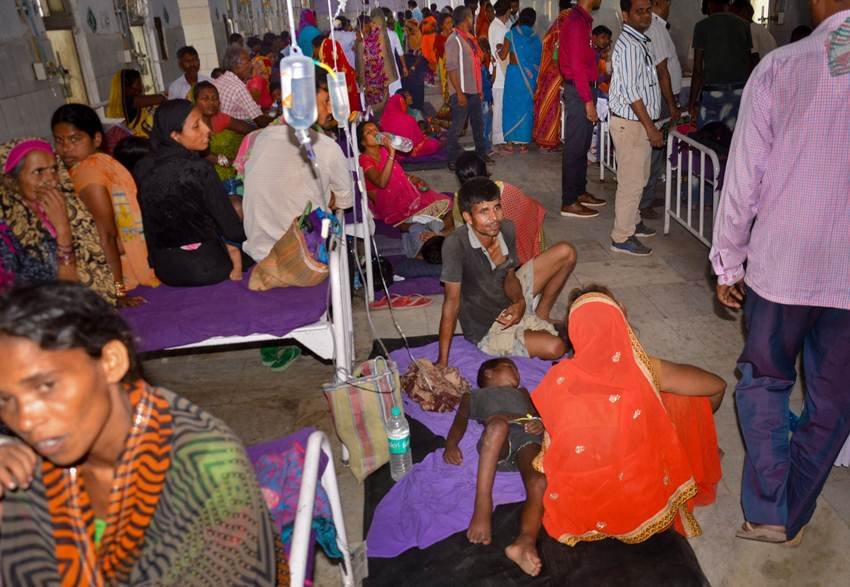 सुबह से लेकर शाम तक एईएस लक्षण वाले बच्चे अस्पताल में आ रहे हैं। उनके इलाज के लिए एसकेएमसीएच में जगह कम पड़ गई है। (Photo: PTI)