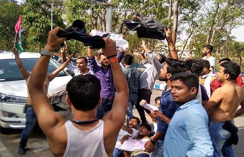जन अधिकार छात्र परिषद से जुड़े छात्रों ने केंद्रीय स्वास्थ्य मंत्री के खिलाफ विरोध-प्रदर्शन किया। (फोटो सोर्स: PTI)