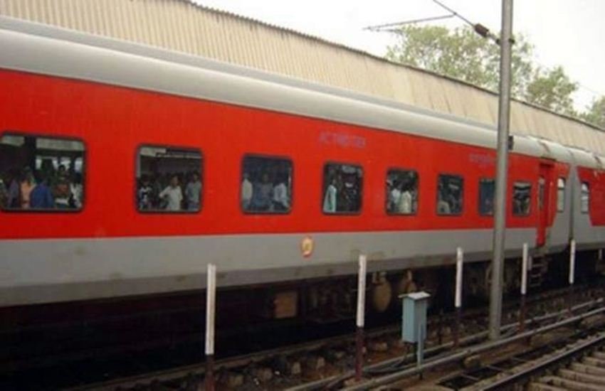इटावा के पास बलरई रेलवे स्टेशन पर हुआ हादसा। (प्रतीकात्मक तस्वीर) इटावा के पास बलरई रेलवे स्टेशन पर हुआ हादसा। (प्रतीकात्मक तस्वीर)